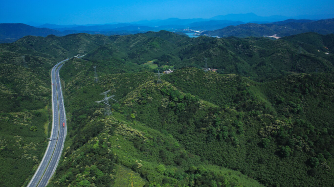 二广高速绿化实景（通讯员供图）