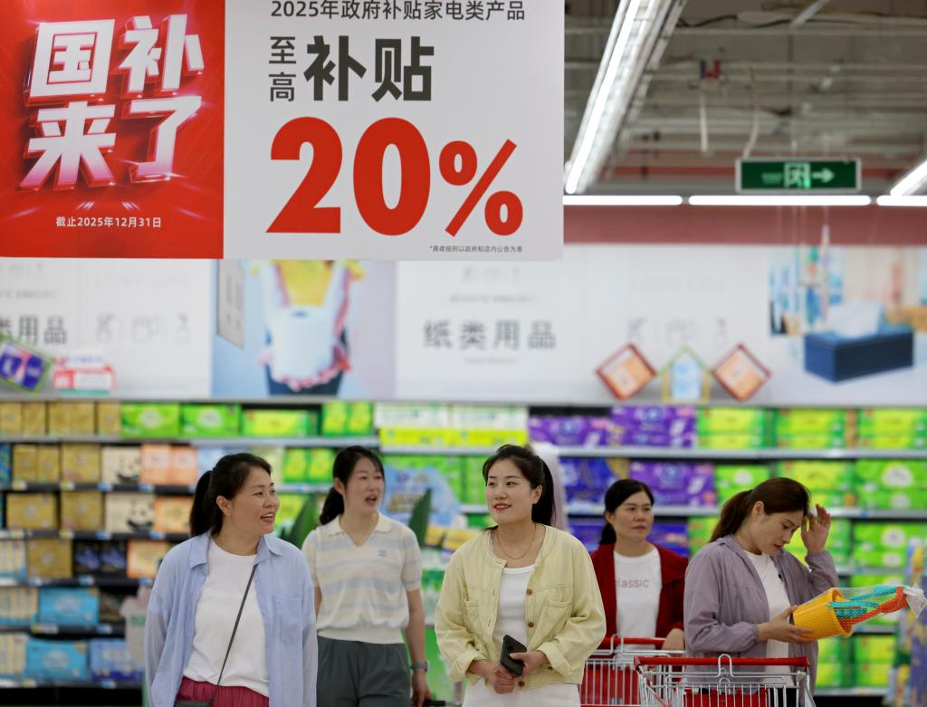 消费者在山东省枣庄市一家超市选购商品。新华社发（孙中喆 摄）